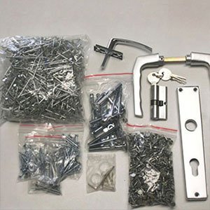 Colis livré avec quincaillerie nécessaire au montage